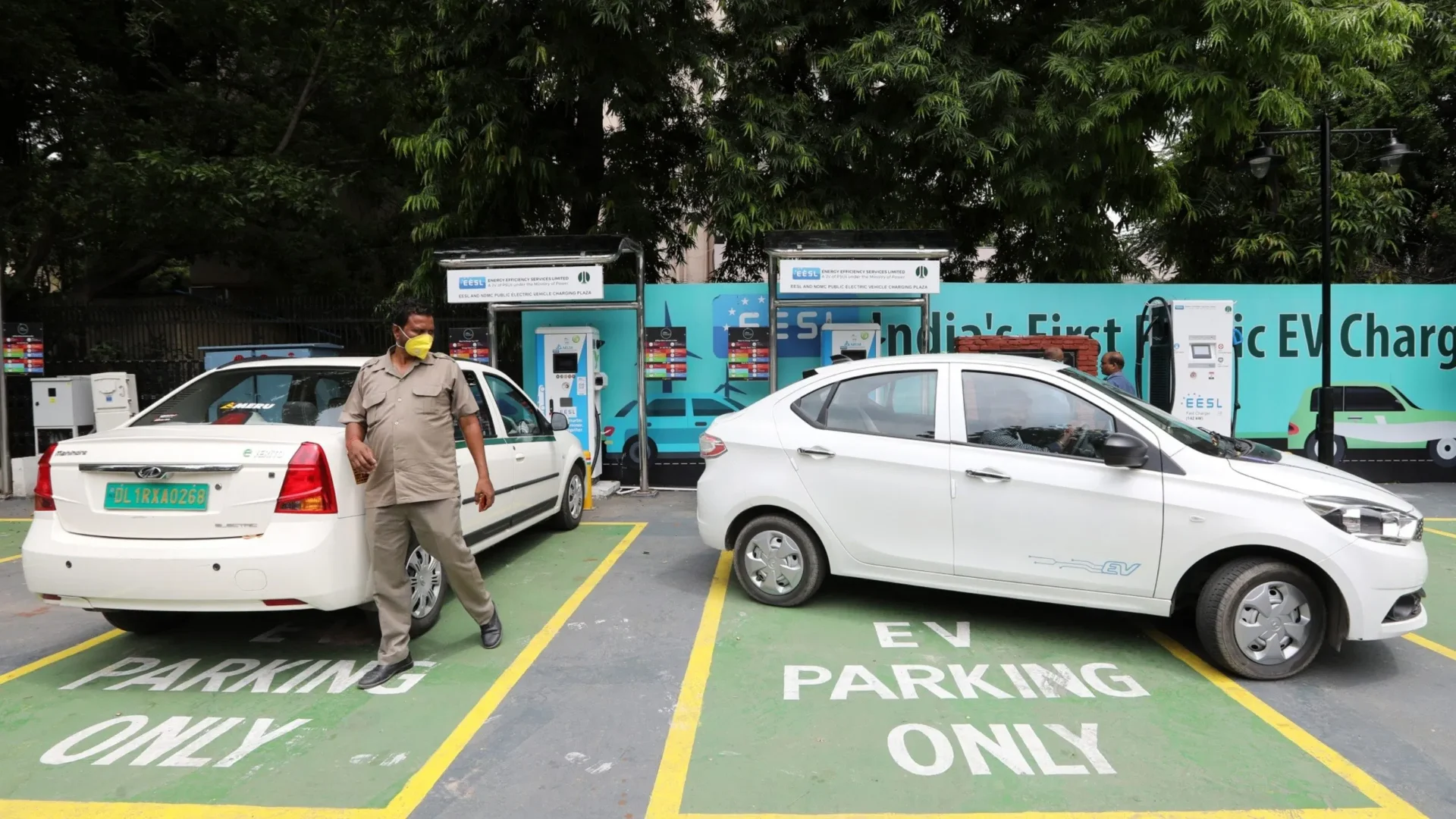 Delhi EV Policy 2026 Starts With Battery-Only Push And 30,000 Charging-Point Plan